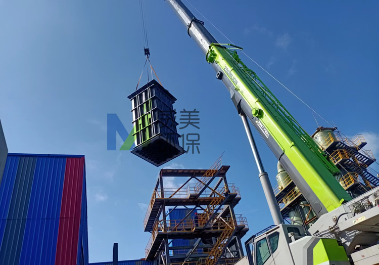 來自現(xiàn)場的氰尿酸尾氣治理濕電除塵器安裝圖