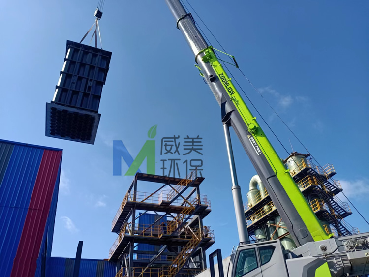 氰尿酸尾氣治現(xiàn)場(chǎng)濕電除塵器陽極系統(tǒng)安裝中